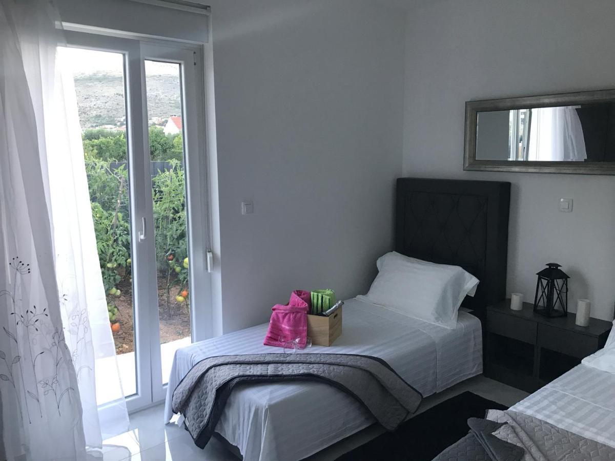 Hedonist-Luxury 2 Bedroom Apartment With Private Hot Tub, Garden And Free Parking Trogir Exterior photo